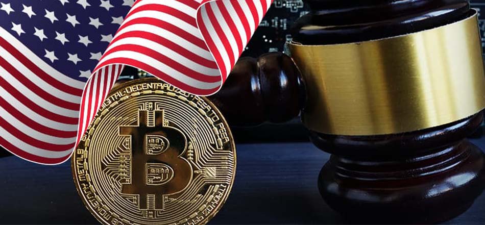 تصویر نماد بیت کوین بر روی یک سکه در کنار پرچم آمریکا، مقررات ارزهای دیجیتال در ایالات متحده