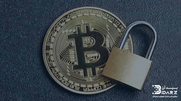 یک سکه بیت کوین با یک قفل بسته شده روی آن به معنی امنیت ارز دیجیتال