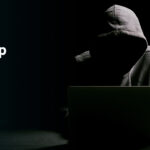 یک هکر که در حال کار با کامپیوتر و نشان دهنده کلاهبرداری دیجیتال است و عنوان airdrop scam کنار وی دیده می‌شود.