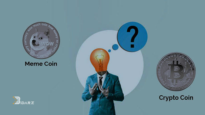 یک انسان سردرگم با کت و شلوار آبی و کروات مشکی که به جای سر انسان گونه یک لامپ روی تن خود دارد در بین دو نماد از ارزهای دیجیتال و میم کوین ها ایستاده است.
